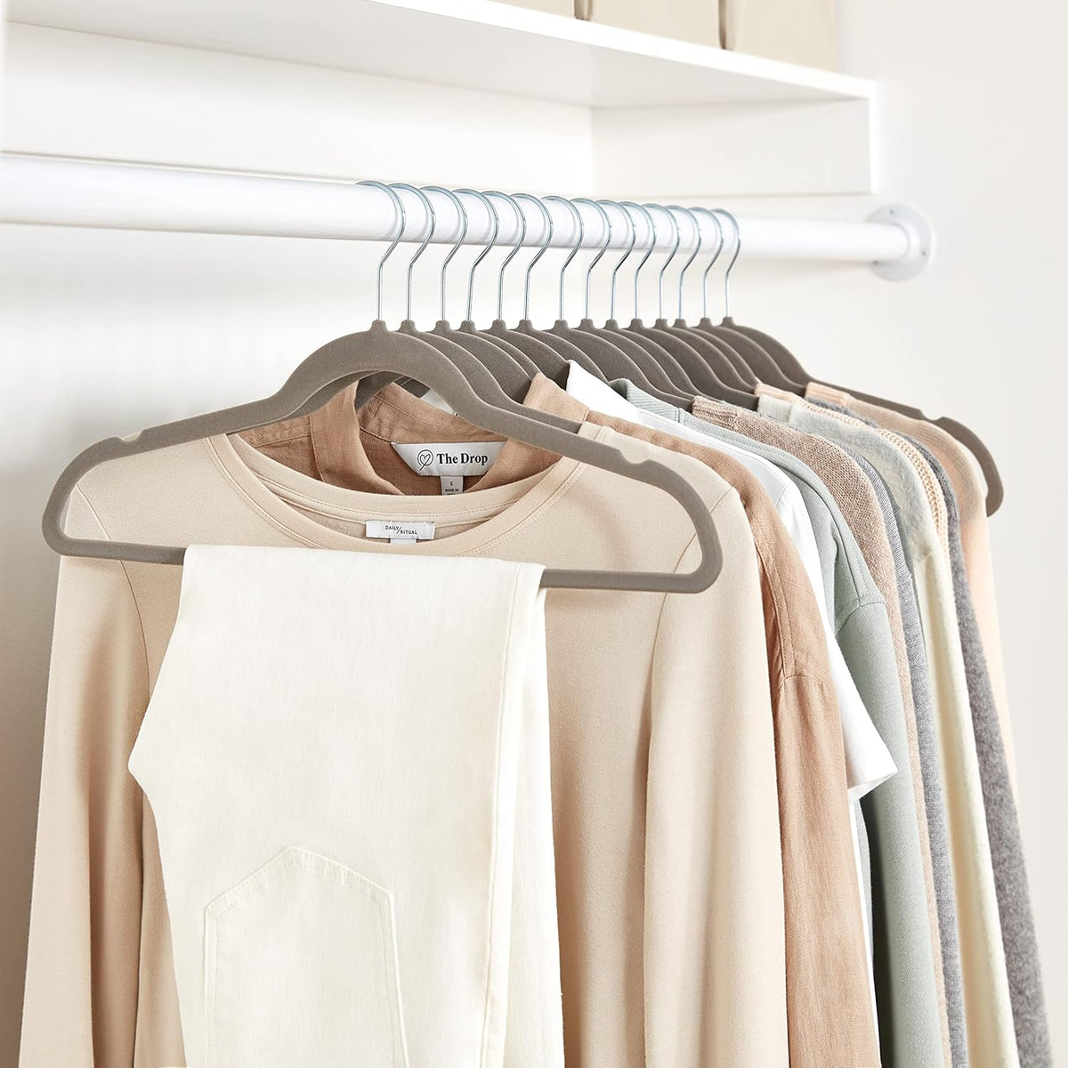 Amazon Basics Metal-Core Velvet Hangers – Mother's Day Gift for Closet Refreshers, Elegant Rose Gold Finish
