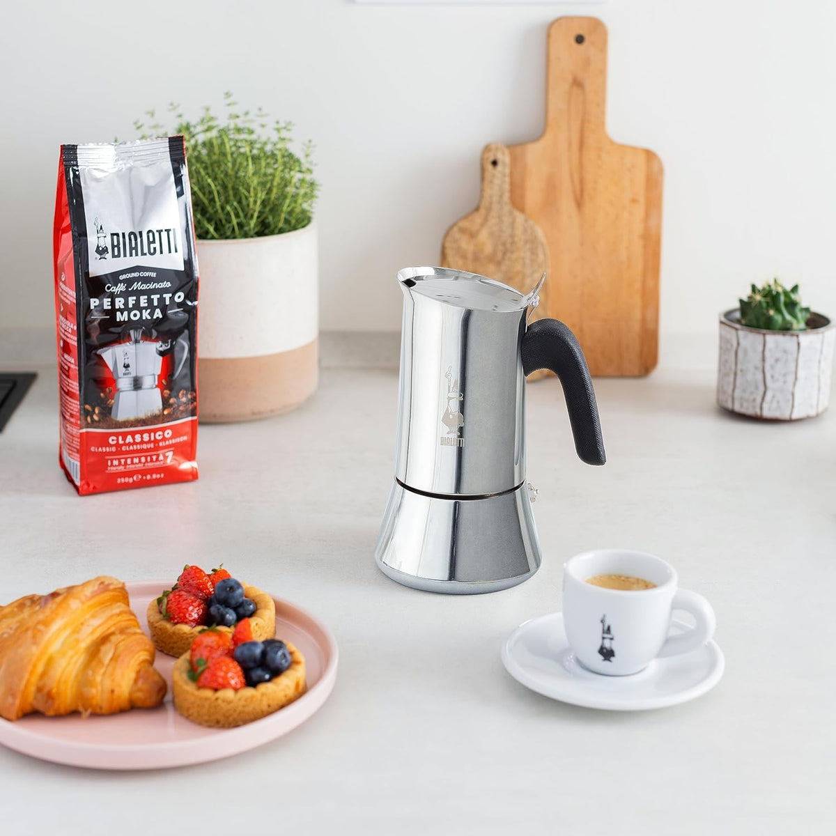 flip-up lid with integrated spout for clean, drip-free serving