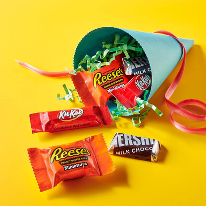 HERSHEY'S Assorted Chocolate Halloween Candy Bulk Variety Pack – All-Weather Candy Assortment for Patio Parties and Block Events